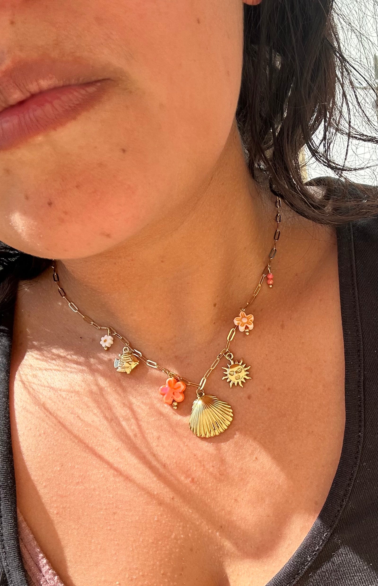 Collier "Riviera Pop" – Talismans Solaires & Éclats de Fleurs